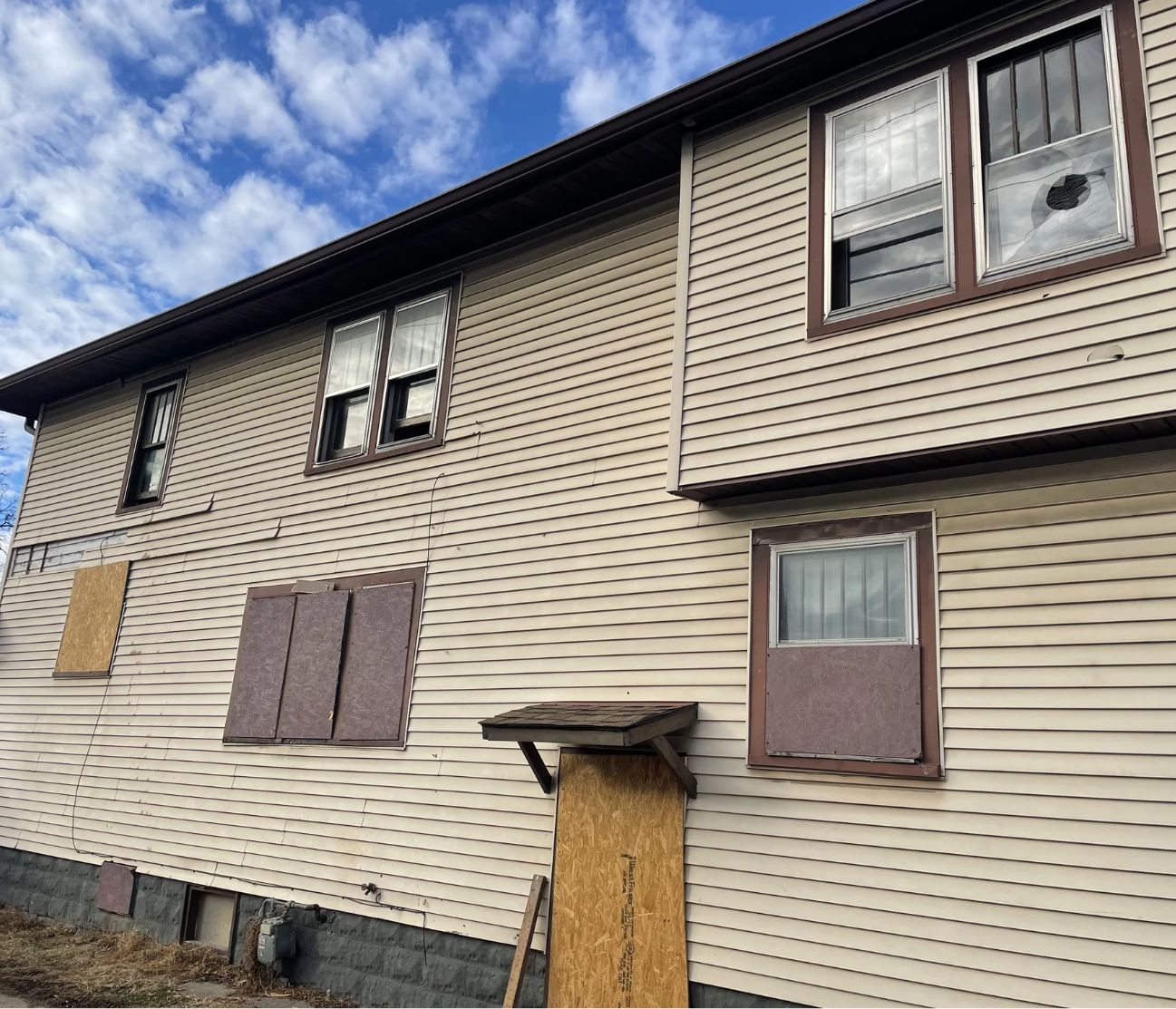 Home exterior before WOLO Roofing siding work